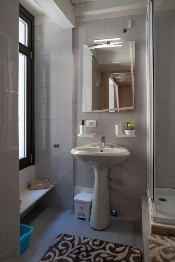 Homo Homini Lupus Apartment Brescia Luaran gambar